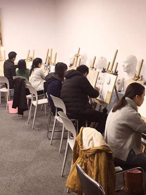 八哥美术培训学校 点燃艺术梦想，描绘多彩未来